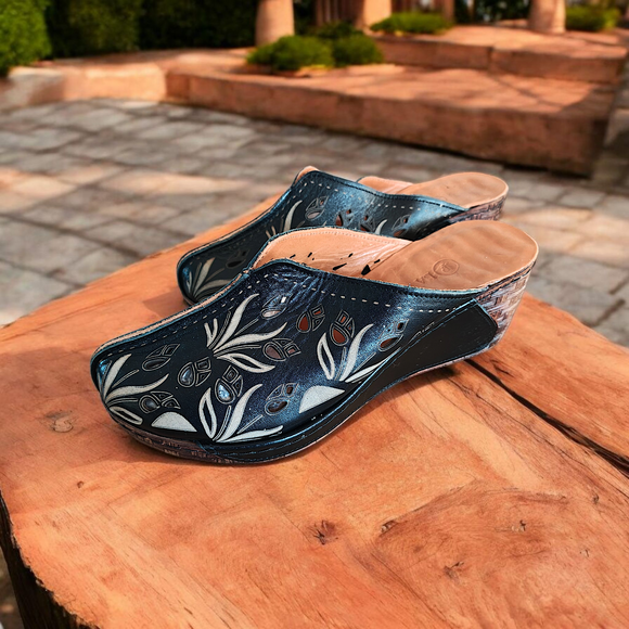 LA PINTA Laser Cut Clogs